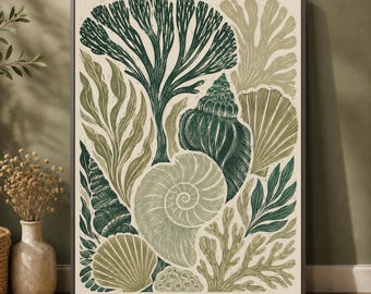 Puede incluir: Una lámina de arte mural rectangular con una ilustración estilo grabado de varios caracoles marinos y algas en tonos verde oscuro, verde salvia y crema. La composición incluye conchas en espiral, conchas en abanico y coral.