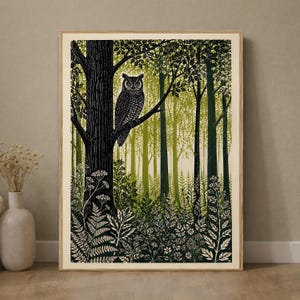 Op de afbeelding: Een ingelijste kunstdruk met een zwart-witillustratie van een uil die op een boomtak in een dicht bos zit. De scène bevat gedetailleerde afbeeldingen van varens, wilde bloemen en hoge bomen in tinten groen en zwart.