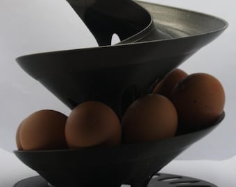 Dispensador de huevos helicoidal - Color: Negro oliva - Altura 17 cm - Capacidad para 18 huevos