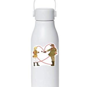 Peut inclure: Une gourde blanche en acier inoxydable avec une anse, ornée d'un autocollant représentant deux personnages de style anime en tenues militaires reliés par une ligne rouge en forme de cœur, l'un offrant une rose rouge à l'autre.