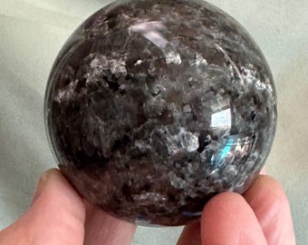 Esfera de Yooperlita / Fuego interior oculto revelado bajo luz ultravioleta – Orbe de la Verdad y la Confianza de Michigan