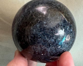 Rubí en esfera de cianita / Pasión ardiente se encuentra con una alineación celestial: poder, coraje, protección y ascensión espiritual.