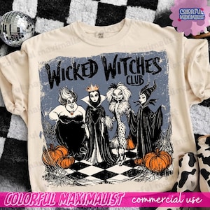 Könnte beinhalten: Ein cremefarbenes T-Shirt mit einem Grafikdruck, der den Text "WICKED WITCHES CLUB" über vier illustrierten Bösewichtinnen zeigt, die auf einem schwarz-weiß karierten Boden mit orangefarbenen Kürbissen und Spinnweben stehen.