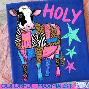 Puede incluir: Gráfico azul con una vaca con un diseño de patchwork de cebra, leopardo y lunares. La palabra "HOLY" está en rosa, con estrellas turquesas. El texto "COLORFUL MAXIMALIST" está en la parte inferior.