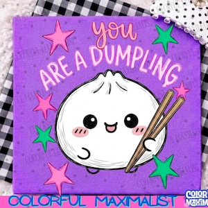 Puede incluir: Impresión en lienzo cuadrada con fondo morado que presenta una caricatura de dumpling con palillos chinos, rodeada de estrellas rosas y verdes. El texto "you are a dumpling" está escrito encima del dumpling. También se ven las palabras "COMMERCIAL USAGE" y "COLORFUL MAXIMALIST".