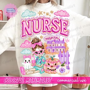 Op de afbeelding: Een crèmekleurig sweatshirt met een grafische print met de tekst NURSE en HOSPITAL. Het ontwerp bevat een skeletfiguur met een bril en een strik, een spook, een pompoen, een gebouw, sterren, wolken en een hek in roze en blauwe tinten.