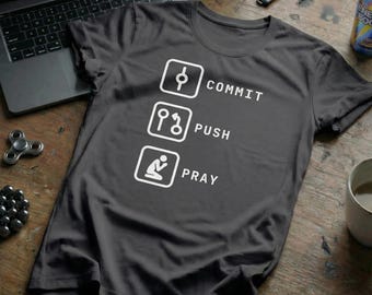 Commit Push Pray T-Shirt, Git Git Arbeitsfluss T-Shirt, Programmierer Humor Geschenk, Programmierer Shirt, Coding Swag, CS Major