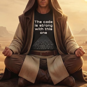 El código es fuerte con esta camiseta, divertido regalo de desarrollador de ciencia ficción, humor de codificación, camiseta de programador, parodia de galaxia, ingeniero de software geek