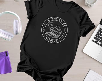 Works on My Machine Shirt | Funny Developer Gift | QA Tester & Sysadmin Tee | Coding Humor Badge | Programmer Excuse T-Shirt