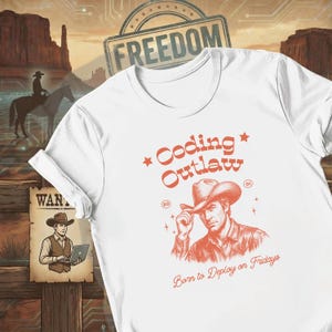 Könnte beinhalten: Weißes T-Shirt mit einer Cowboy-Grafik und den Worten "Coding Outlaw". Das Design enthält den Text "Born to Deploy on Fridays". Das T-Shirt hat hochgekrempelte Ärmel und befindet sich vor einem Western-Hintergrund.