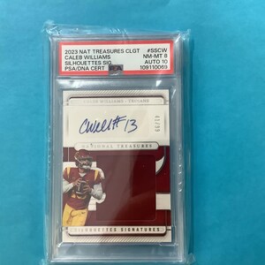 Op de afbeelding: Een Caleb Williams voetbalkaart uit de 2023 National Treasures collectie, in een beschermende houder. De kaart toont een afbeelding van Williams in zijn Trojans-uniform, een handtekening en de tekst "SILHOUETTES SIGNATURES". De kaart is beoordeeld met NM-MT 8, Auto 10.