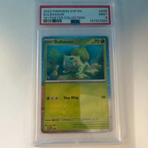 Puede incluir: Una carta coleccionable Pokemon SVP EN Bulbasaur de 2023 de la colección 151 Poster, encapsulada en una funda PSA transparente. La carta muestra al personaje Bulbasaur, 70 HP, el ataque Látigo Cepa y una etiqueta de grado PSA Mint 9 arriba.