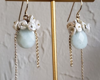 Boucles d'oreilles en grappe de chrysoprase et de perles Keshi avec chaînes drapées en or 14 carats | Bijoux d’art faits à la main | cadeaux pour les femmes