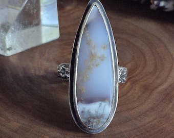 White dendritic agate dagger Ring in sterling silver with flower pattern band | Handmade Art jewelry | Collector's Jewelry