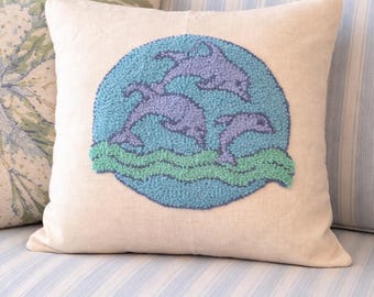 Capa de almofada com estampa de golfinhos e vibrações costeiras da praia - bordado à agulha.