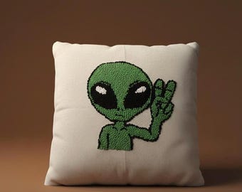 Fronha com símbolo de paz alienígena e bordado punch needle