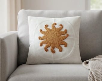 Capa de almofada texturizada com efeito tufado – Toque boho neutro – Feita à mão com agulha de punção.