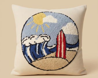 Capa de almofada com bordado punch needle, estampa de ondas, litoral e vibrações de praia.