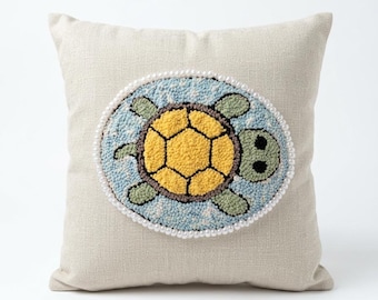 Capa de almofada com estampa de tartaruga marinha feita com agulha de punção.