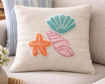Capa de almofada com estampa de conchas marinhas e bordado punch needle