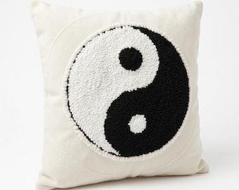 Capa de Almofada Ying Yang com Bordado Punch Needle - Edição Brilhante