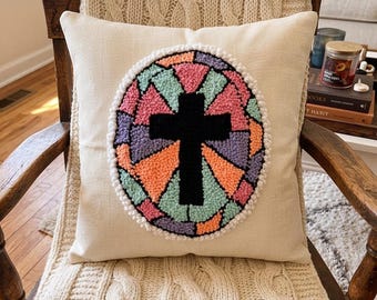 Capa de almofada em forma de cruz bordada com agulha de punção em vitral