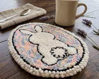 Tapete de caneca grande com coelhinho da Páscoa - Centro de mesa - Suporte para panela - Bordado com agulha de punção