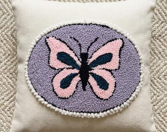 Capa de Almofada Borboleta Bordada com Punção - Edição Brilhante