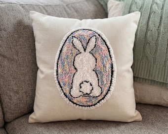 Coelhinho da Páscoa - Bordado Punch Needle - Capa de Almofada