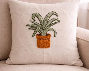 Capa de almofada com estampa de planta em vaso, bordada à mão com agulha de punção – Decoração botânica em linho neutro