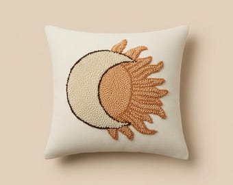 Fronha com estampa de sol e lua feita com bordado punch needle - estilo boho