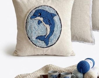 Capa de almofada com estampa de golfinho feita com agulha de punção.