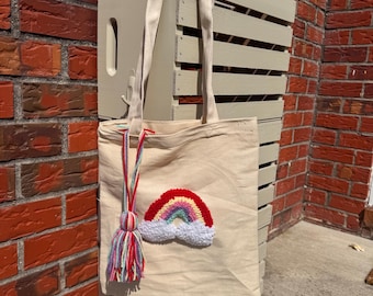 Sacola de lona com bordado punch needle e estampa de arco-íris