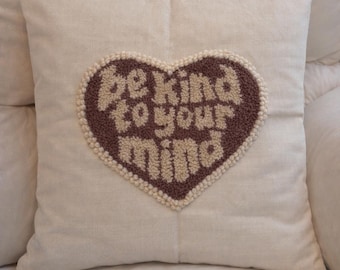 Seja gentil com sua mente - Fronha bordada com agulha de punção - Fronha decorativa para saúde mental