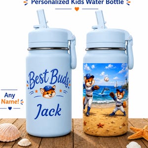 Könnte beinhalten: Zwei hellblaue Trinkflaschen mit Klapptrinkhalm. Eine Flasche zeigt den Schriftzug Best Buds und den Namen Jack mit einem Fuchsmotiv. Die andere Flasche zeigt eine Strandszene mit zwei Zeichentrickfüchsen beim Baseball und dem Wort Foxes.