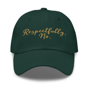 Puede incluir: Gorra de béisbol verde oscuro con la frase bordada "Respectfully, No." en letras doradas. La gorra tiene una visera curva y un cierre de correa de tela en la parte trasera.