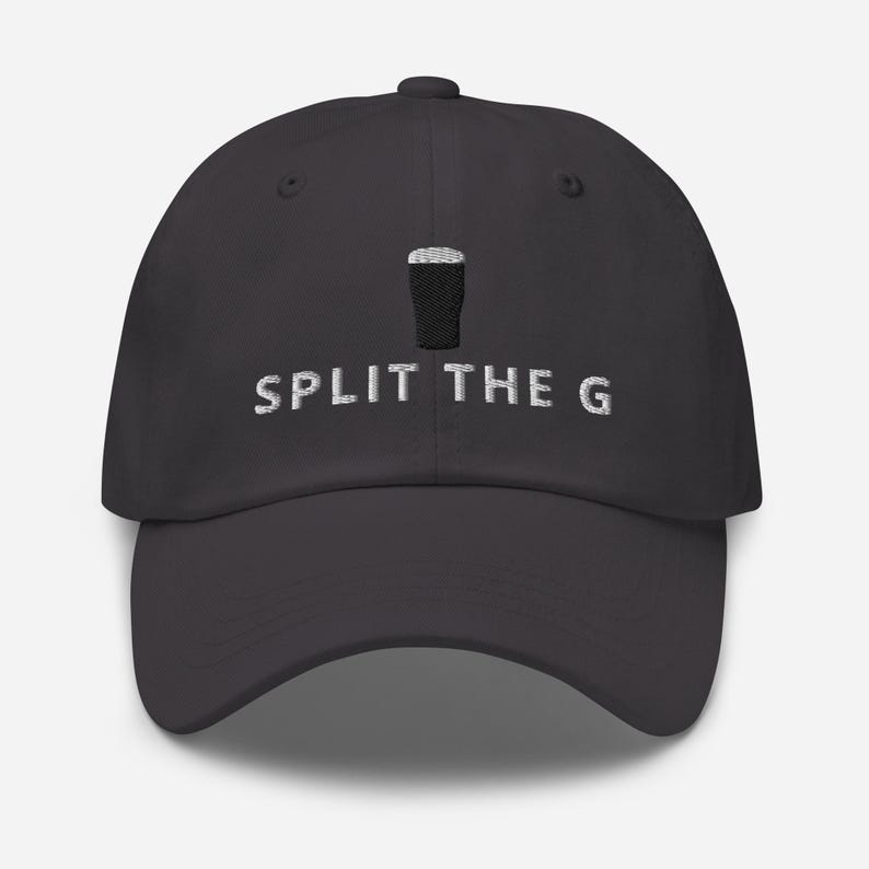 Puede incluir: Gorra de b&eacute;isbol gris oscuro con visera curva. La gorra presenta un dise&ntilde;o bordado de una pinta de cerveza negra y el texto "SPLIT THE G" en blanco. El sombrero est&aacute; hecho de un material suave.
