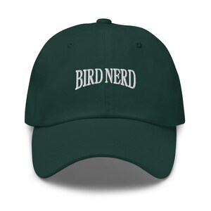 Könnte beinhalten: Dunkelgrüne Baseballkappe mit dem gestickten Text "BIRD NERD" in Weiß, der sich über die Vorderseite wölbt. Die Kappe hat einen gebogenen Schirm und eine strukturierte Krone.
