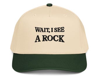 Espera, veo una gorra de béisbol bordada de cinco paneles con diseño de roca. Regalo para geólogo, regalo para amantes de las rocas, gorra para profesor de geología, gorra para coleccionista de rocas, gorra para buscador de rocas.