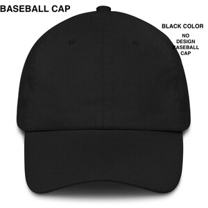 K&ouml;nnte beinhalten: Einfarbige schwarze Baseballkappe mit gebogenem Schirm. Die Kappe hat ein sechsteiliges Design und einen kleinen Knopf oben. Der Text "BASEBALL CAP" und "BLACK COLOR NO DESIGN BASEBALL CAP" ist auf dem Bild zu sehen.