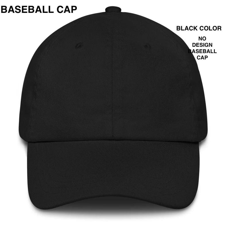 K&ouml;nnte beinhalten: Einfarbige schwarze Baseballkappe mit gebogenem Schirm. Die Kappe hat ein sechsteiliges Design und einen kleinen Knopf oben. Der Text "BASEBALL CAP" und "BLACK COLOR NO DESIGN BASEBALL CAP" ist auf dem Bild zu sehen.