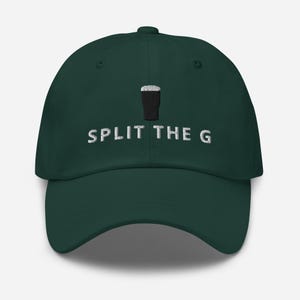 Puede incluir: Gorra de b&eacute;isbol verde oscuro con el texto bordado "SPLIT THE G" en blanco. Encima del texto hay un gr&aacute;fico en blanco y negro de una pinta de cerveza. La gorra tiene una visera curva y un bot&oacute;n en la parte superior.