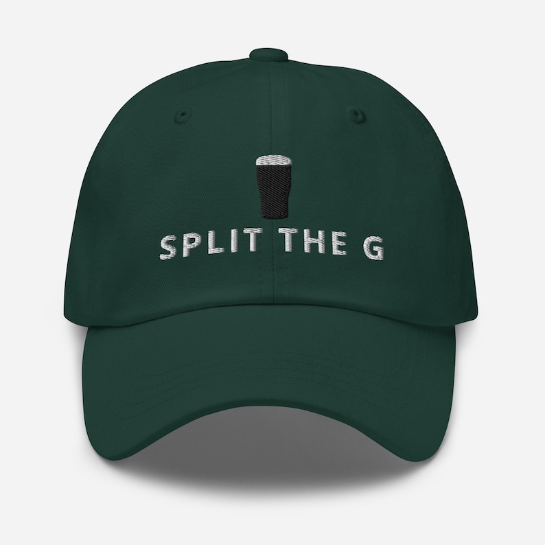 Puede incluir: Gorra de b&eacute;isbol verde oscuro con el texto bordado "SPLIT THE G" en blanco. Encima del texto hay un gr&aacute;fico en blanco y negro de una pinta de cerveza. La gorra tiene una visera curva y un bot&oacute;n en la parte superior.