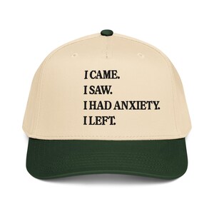 Puede incluir: Un juego de tres tazas de cerámica con un acabado moteado y mate. Las tazas son de color crema, gris claro y gris oscuro. Cada taza tiene un diseño simple y minimalista, ideal para café o té.