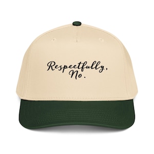 Puede incluir: Gorra de béisbol con corona color crema y visera verde oscuro. La gorra presenta la frase "Respectfully, No." en escritura negra en la parte delantera. Tiene un botón verde oscuro en la parte superior.