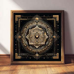 Op de afbeelding: Vierkant ingelijst kunstwerk met een complex geometrisch ontwerp in goud en zwart. Het kunstwerk heeft een centrale stervorm omgeven door concentrische cirkels en vierkanten. De lijst is donkerbruin en het kunstwerk wordt op een houten vloer getoond.