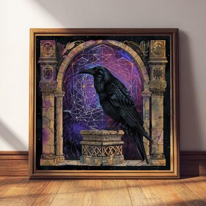 Pode incluir: Uma obra de arte emoldurada com um corvo preto empoleirado em um pedestal de pedra. O corvo está situado em um fundo de um design geométrico roxo e azul dentro de uma estrutura arqueada. A moldura é de cor marrom quente.