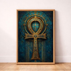 Peut inclure: Impression encadrée d'un symbole ankh doré sur fond bleu sarcelle. L'ankh est richement détaillé avec des motifs ornementaux. Le fond présente un motif circulaire avec des éléments d'horloge. Le cadre est en bois brun clair.