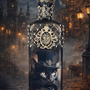 Può includere: Bottiglia nera ornata con un'illustrazione di un gatto nero con cilindro. La bottiglia è decorata con filigrana dorata, strass e un tappo nero sfaccettato. Lo sfondo raffigura una scena di strada.