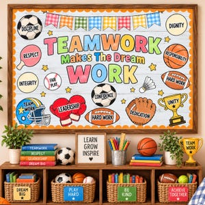 Peut inclure: Une affiche de classe encadrée avec le texte Teamwork Makes The Dream Work entouré d'icônes sportives comme des ballons de football et des gants de boxe. En dessous, une étagère en bois contient des livres, un tableau à lettres et des paniers.